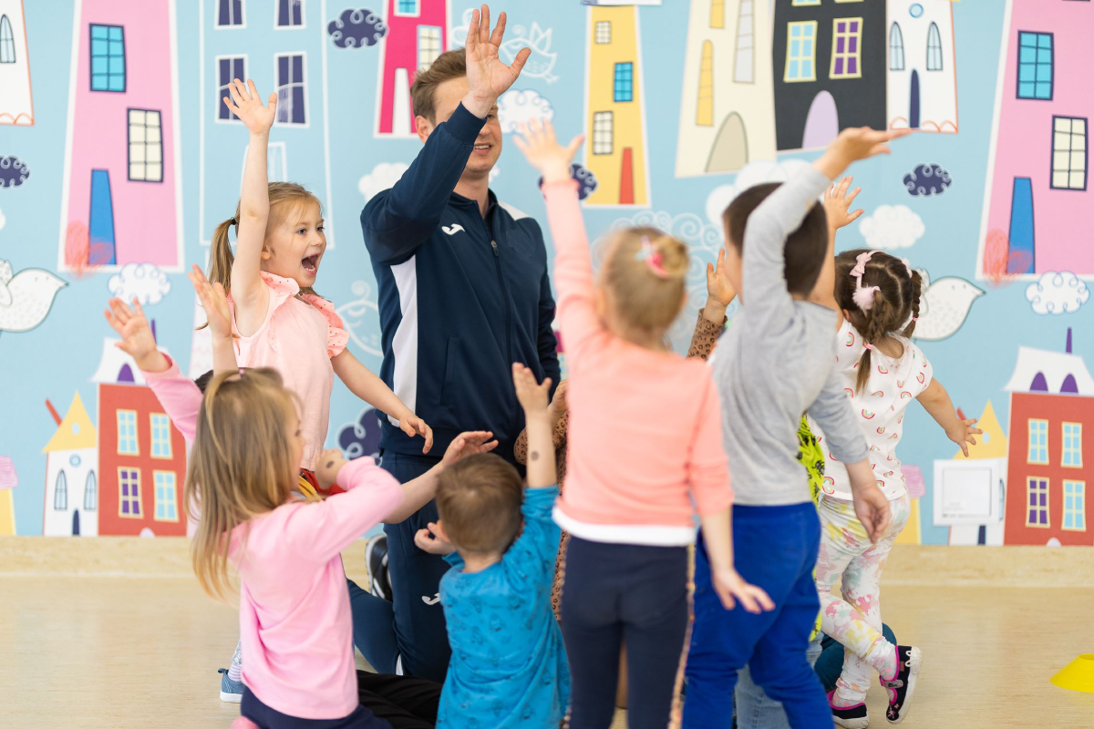 Trener pomaga dziecku